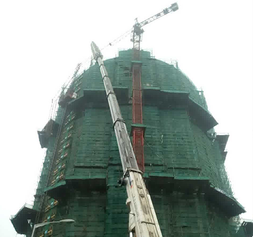 绿园吊车在工地上作业